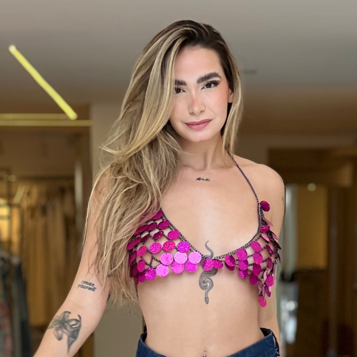 Top de argolas da Lopz, peça de moda feminina, em tamanho único com detalhes de argolas.