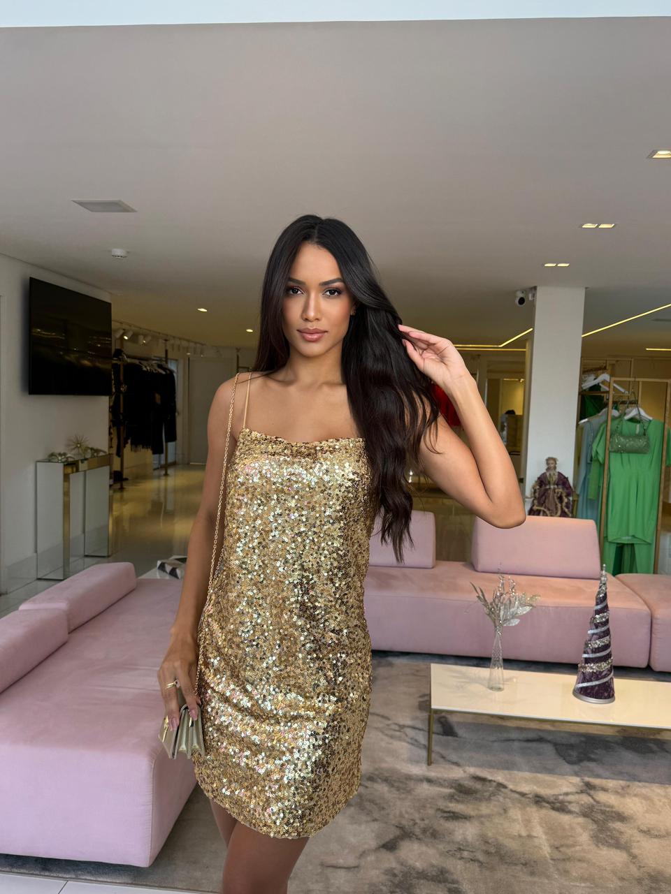 Vestido curto de paetê dourado da marca Lopz, com detalhes brilhantes e acabamento elegante, ideal para ocasiões especiais