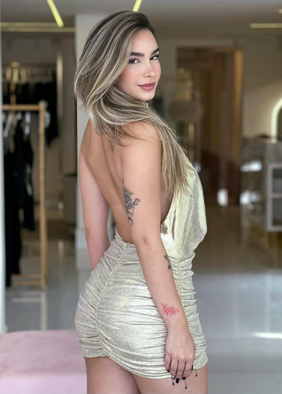 Vestido Lopz Gola New Age Dourado, modelo elegante com detalhes brilhantes e corte moderno, para ocasiões especiais.