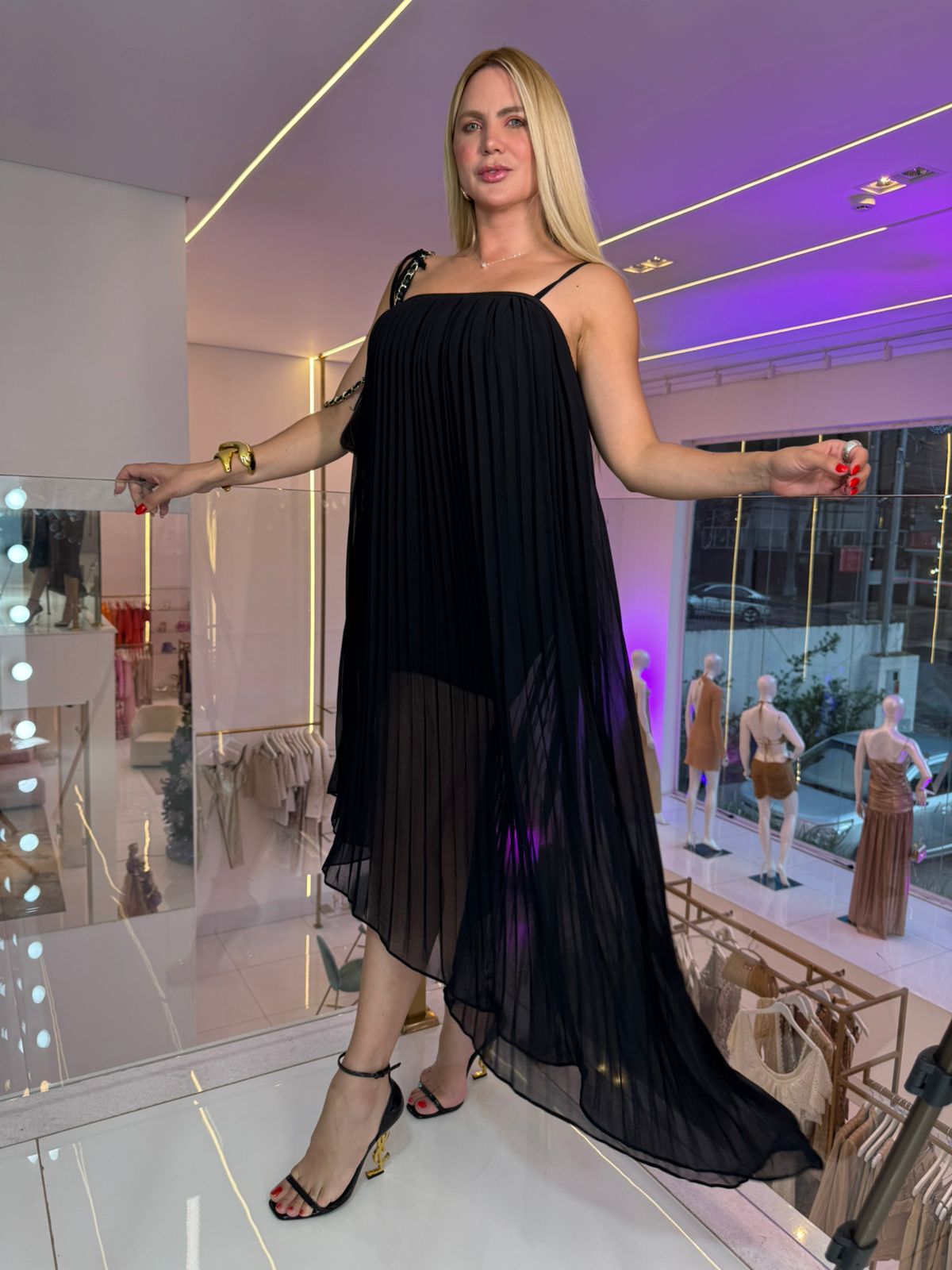 Vestido midi longo assimétrico plissado da Lopz, com detalhes elegantes e tecido leve, ideal para ocasiões especiais.