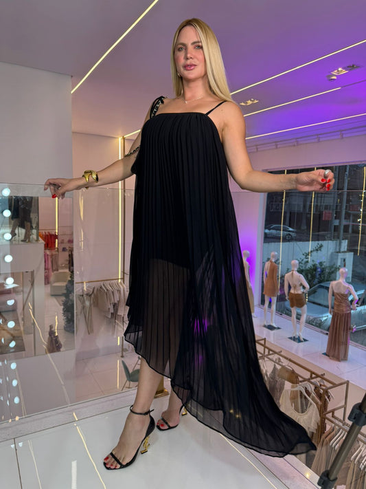 Vestido midi longo assimétrico plissado da Lopz, com detalhes elegantes e tecido leve, ideal para ocasiões especiais.