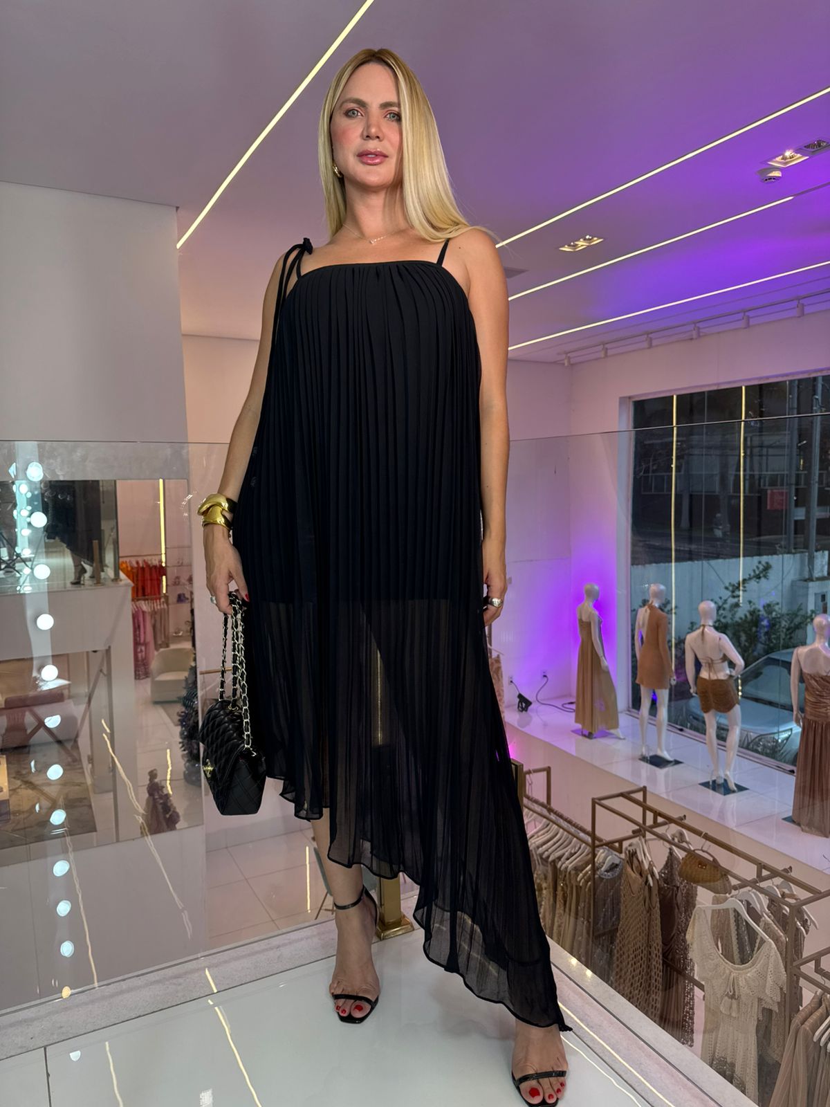 Vestido midi longo assimétrico da Lopz com detalhes plissados, tecido leve e design elegante, ideal para ocasiões especiais.