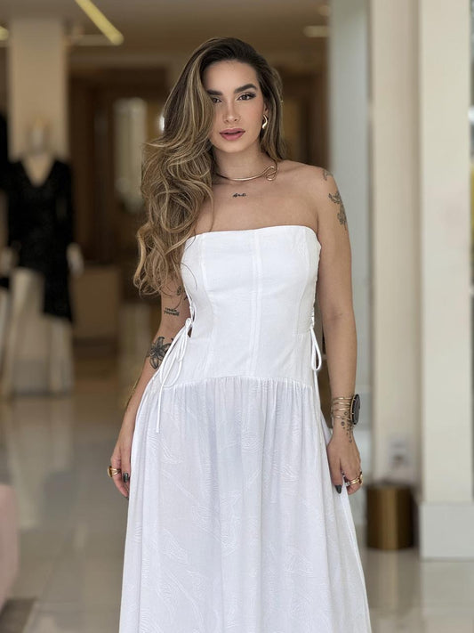 Vestido branco da Lopz com amarração lateral, feito de tecido leve, estilo casual e confortável.