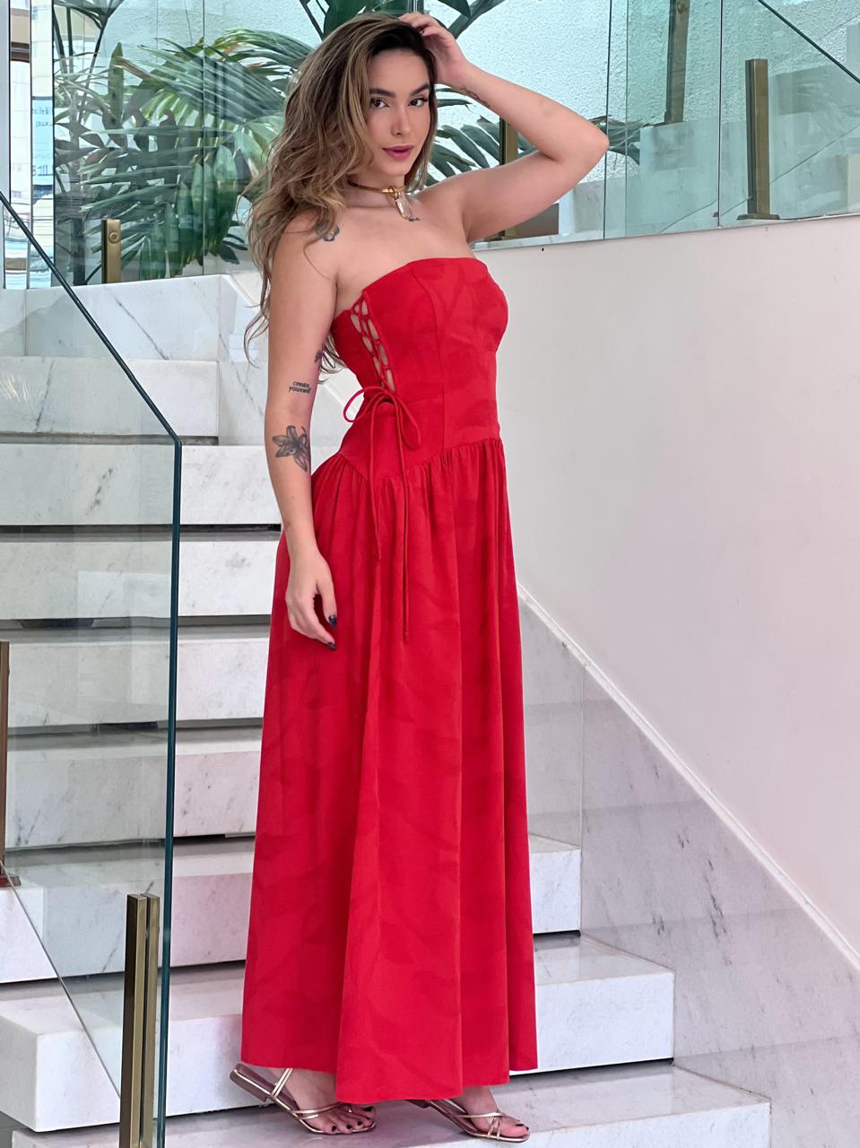 Vestido branco da Lopz com amarração lateral, estilo elegante e confortável, ideal para ocasiões especiais.