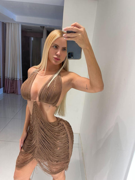 Vestido curto da marca Lopz, modelo Hau, em tom marrom, com caimento confortável e estilo casual.