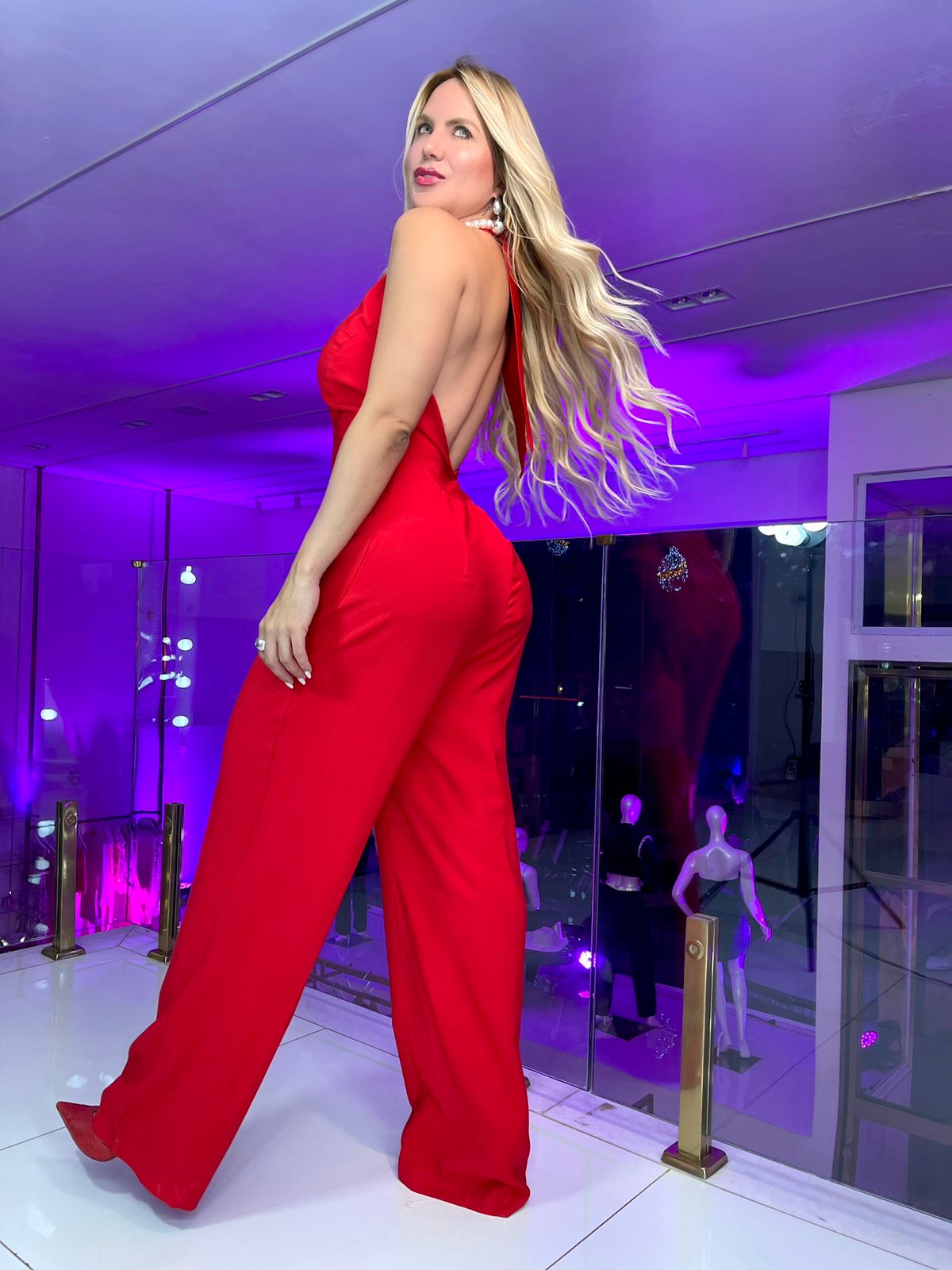 Macaquinho tweed vermelho da Wanessa Lopez Concept, vestido de verão com acabamento elegante e estilo casual sofisticado.
