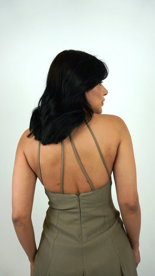 Vestido curto inspirado, marca Lopz, modelo Wanessa Lopez, com detalhes de tecido e design moderno.