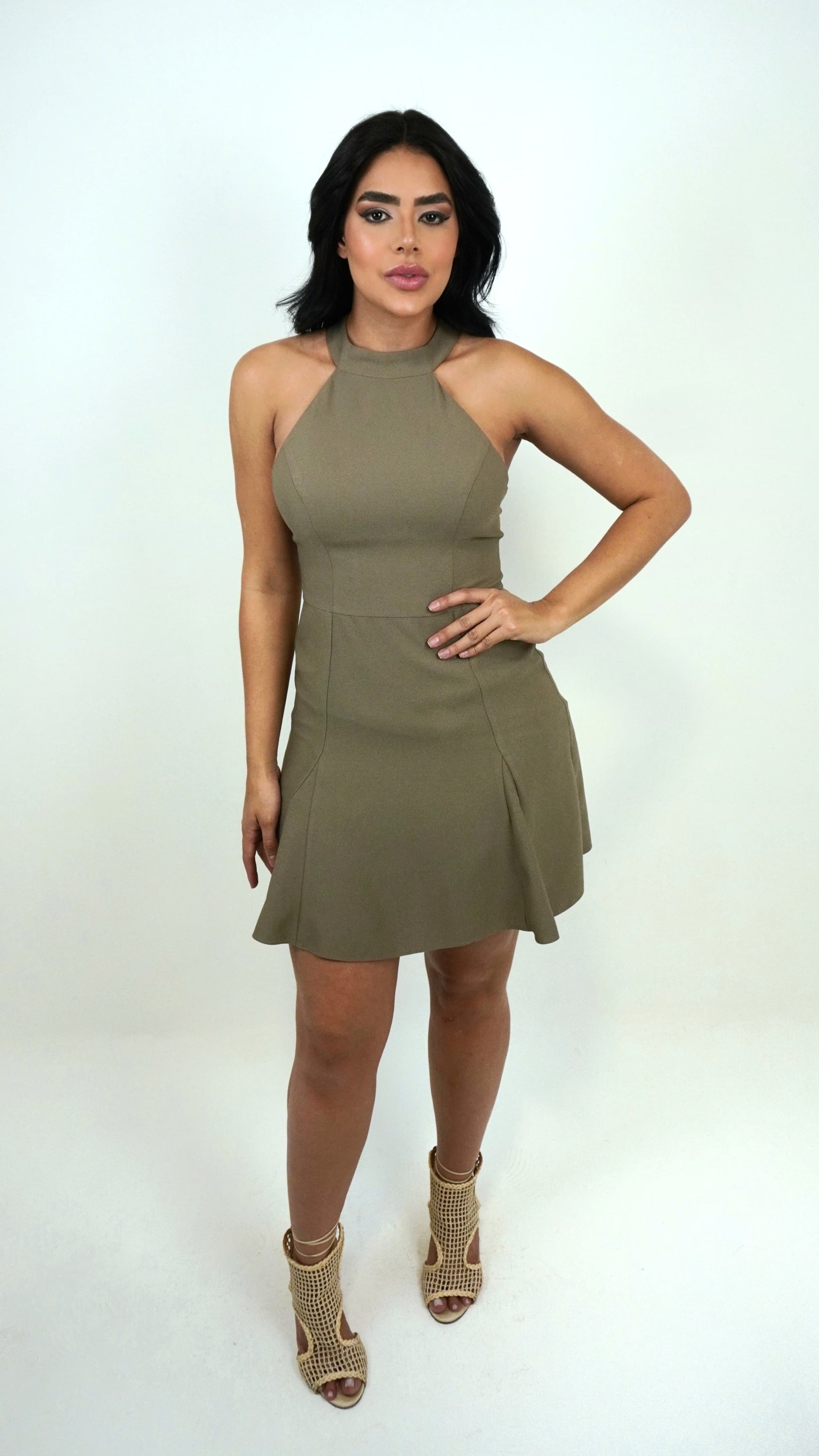 Vestido curto inspirado na coleção Lopz, modelo Wanessa Lopez, com detalhes modernos e estilo casual.