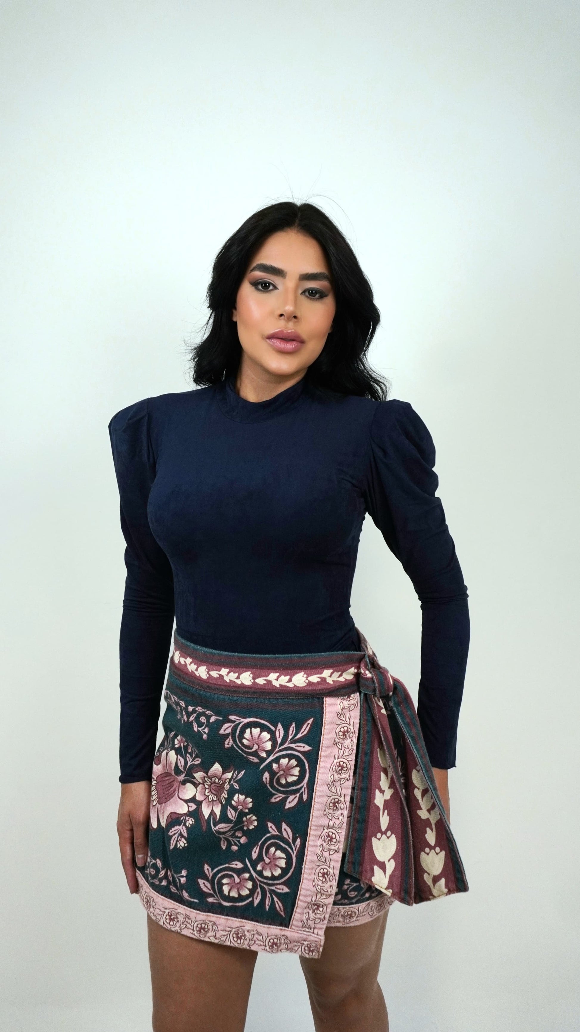 Blusa de camurça de manga longa da Wanessa Lopez Concept em tom suave, com detalhe de costura elegante.
