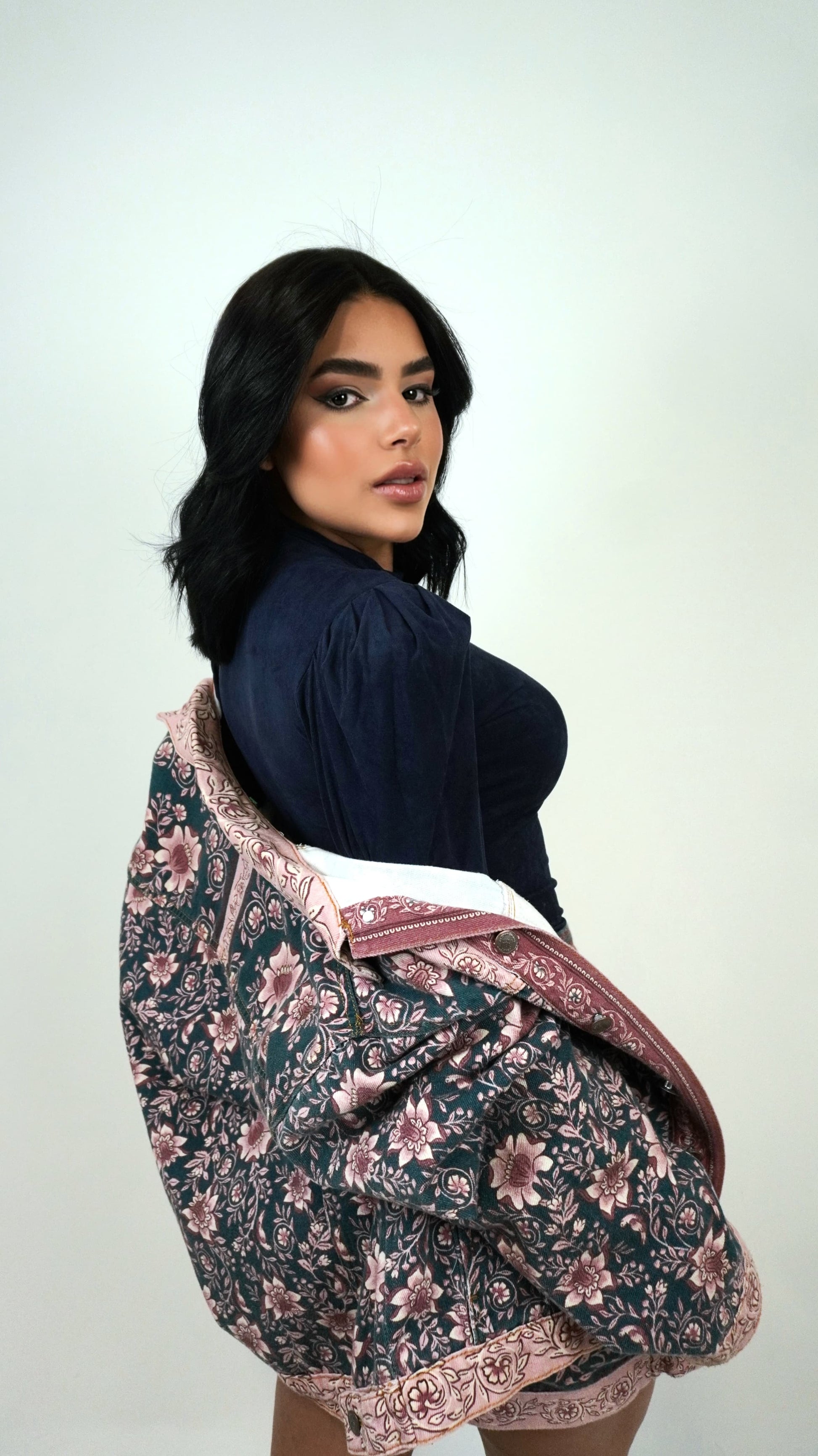 Blusa de camurça manga longa da Wanessa Lopez Concept em tom neutro, com textura suave e detalhes elegantes.