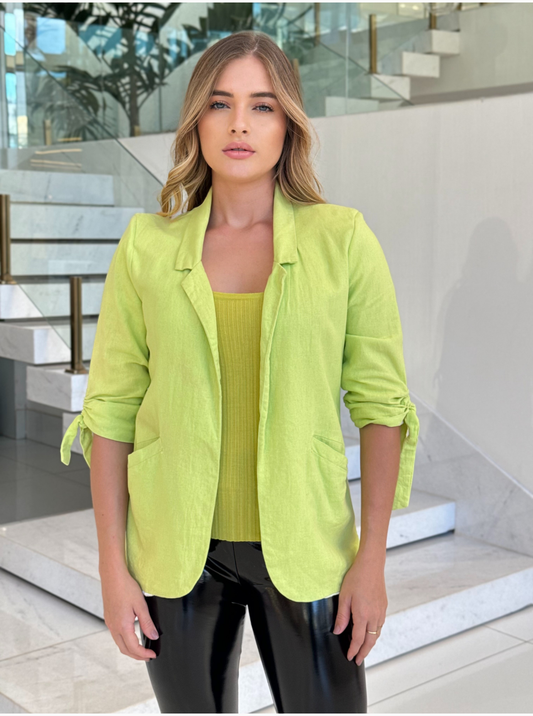Blazer de linho verde Ísis da marca Lopz, modelo com corte clássico, tecido leve e detalhes discretos na imagem.