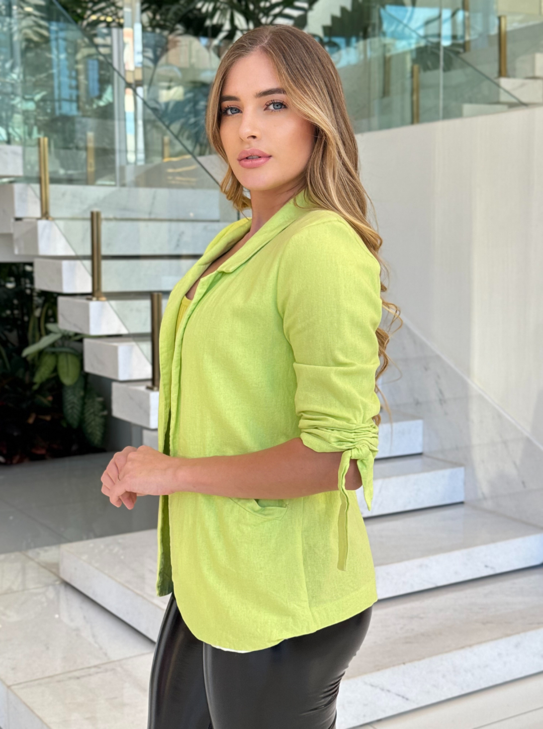 Blazer de linho verde Ísis da marca Lopz, modelo com corte elegante e tecido leve, usado por uma mulher com cabelo castanho.