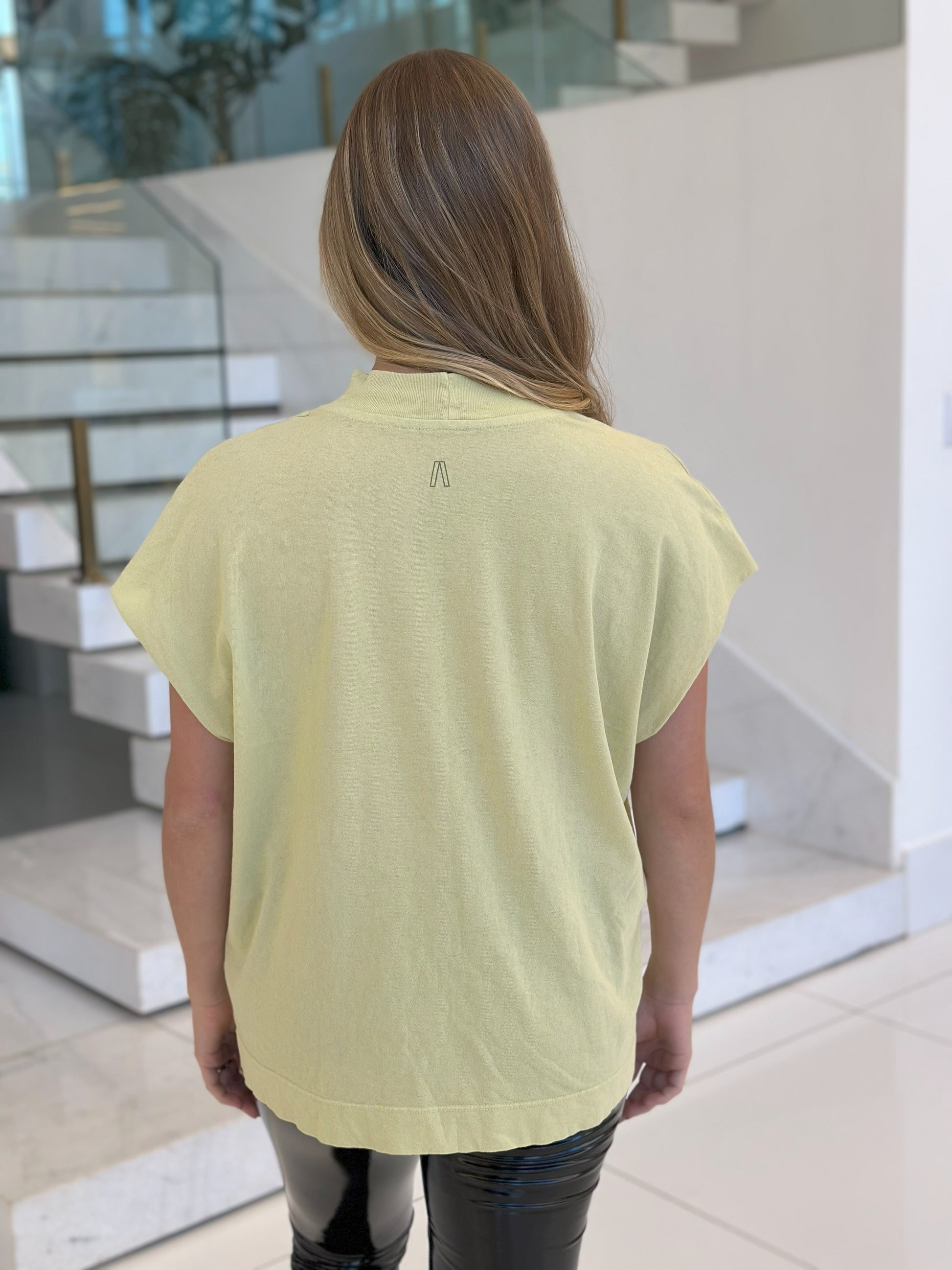 Blusa verde com estampa de tigre da marca Lopz, modelo T-shirt, mostrada em uma pessoa usando a peça.