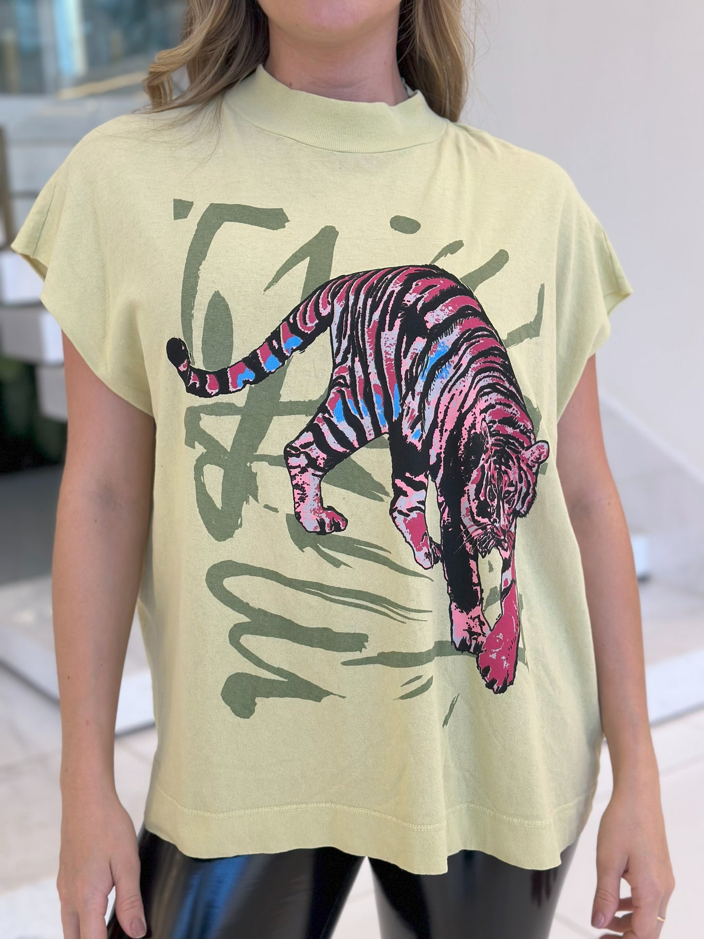 Blusa verde da Lopz com estampa de tigre, feita em tecido confortável, usada por Wanessa Lopez.