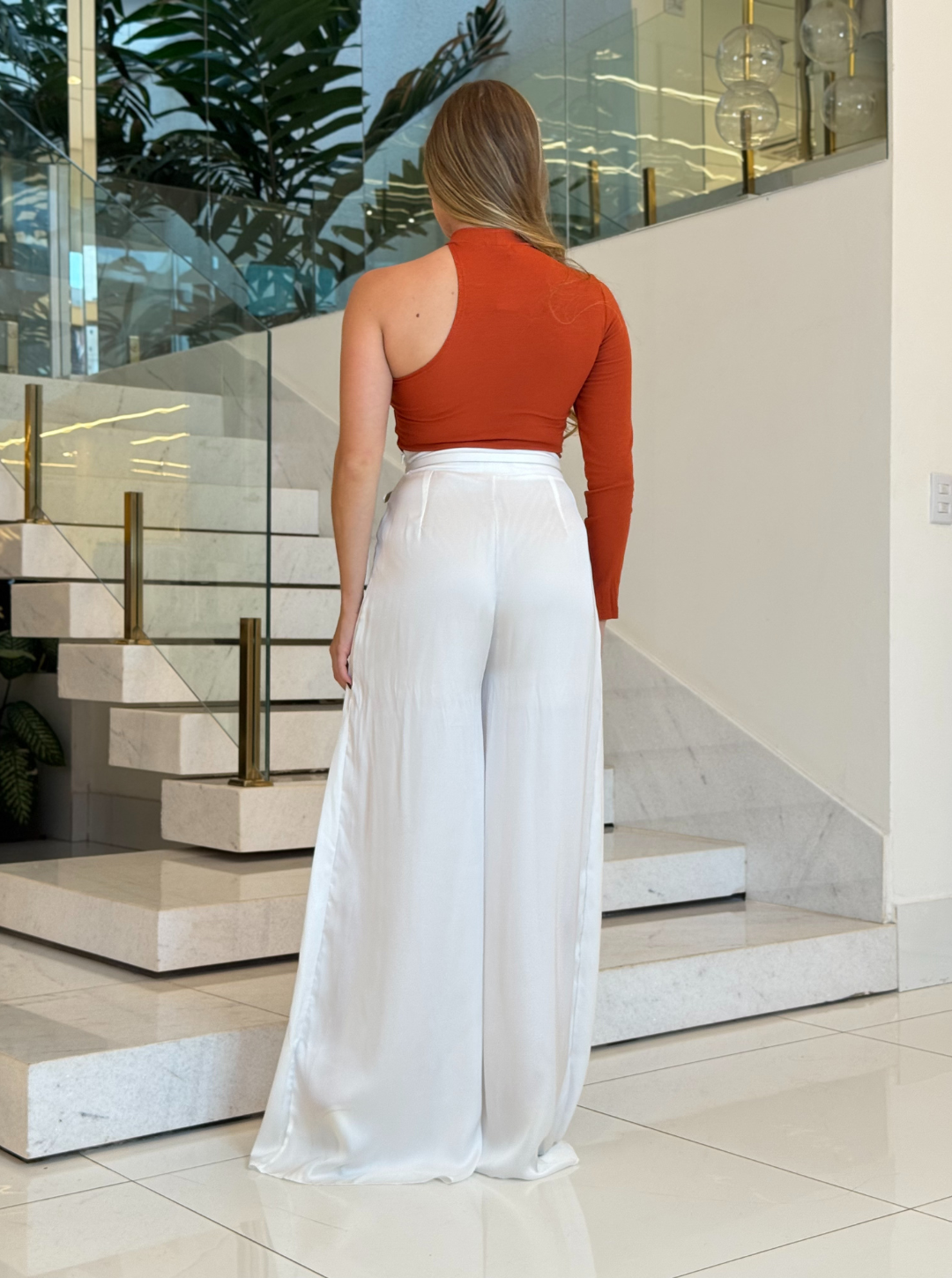 Corpo Laura Vitti Lopz na cor terracota, modelo ajustado, com detalhes suaves e tecido confortável.