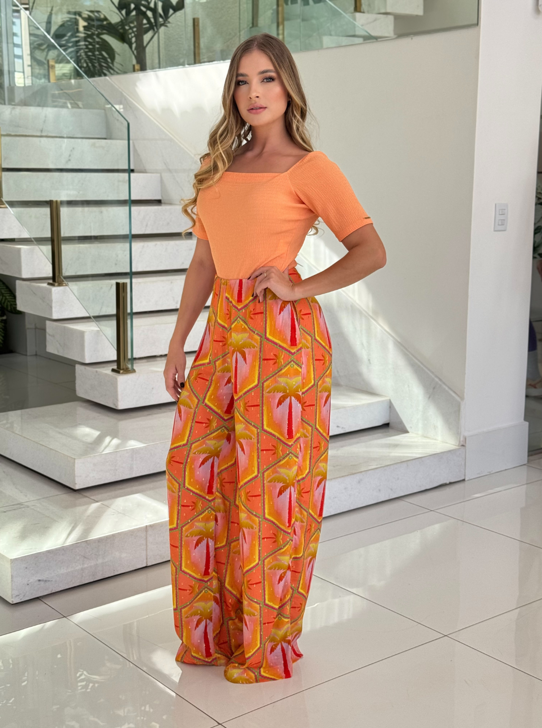 Corpo feminino Lopz Body Jessie Laranja, peça de roupa ajustada e confortável, com detalhe na cor laranja vibrante.