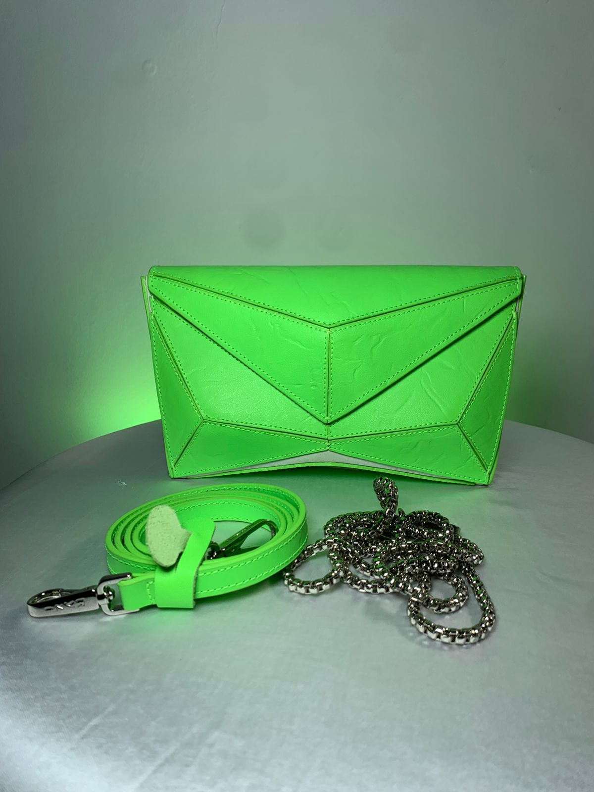 Bolsas femininas de couro em tons dusty e mestico da Wanessa Lopez Concept, destacando textura e design elegante.