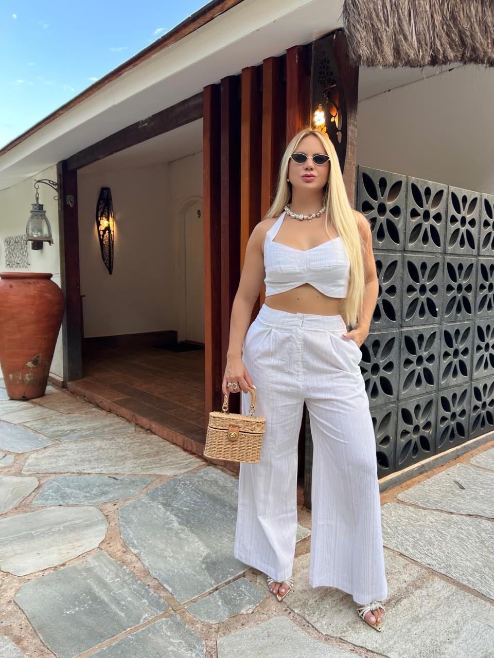 Calça pantalona risca lurex da Wanessa Lopez Concept, destacando o tecido brilhante e o corte elegante.