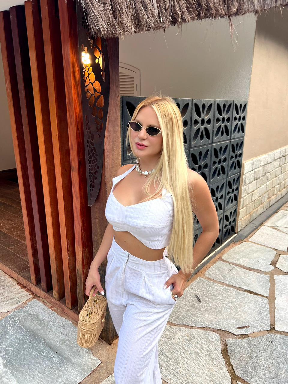 Calça pantalona risca lurex da Wanessa Lopez Concept em tecido brilhante com estampa listrada e caimento amplo.