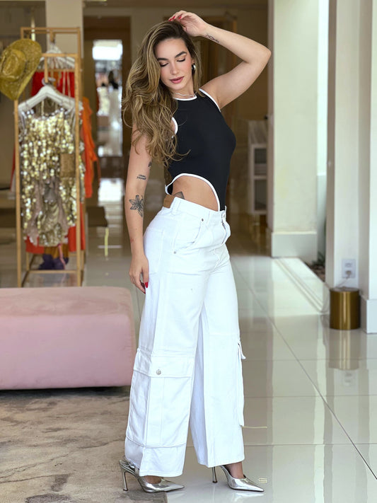 Calça cargo sarja da marca White Farm, em tom claro, com bolsos laterais e caimento casual.