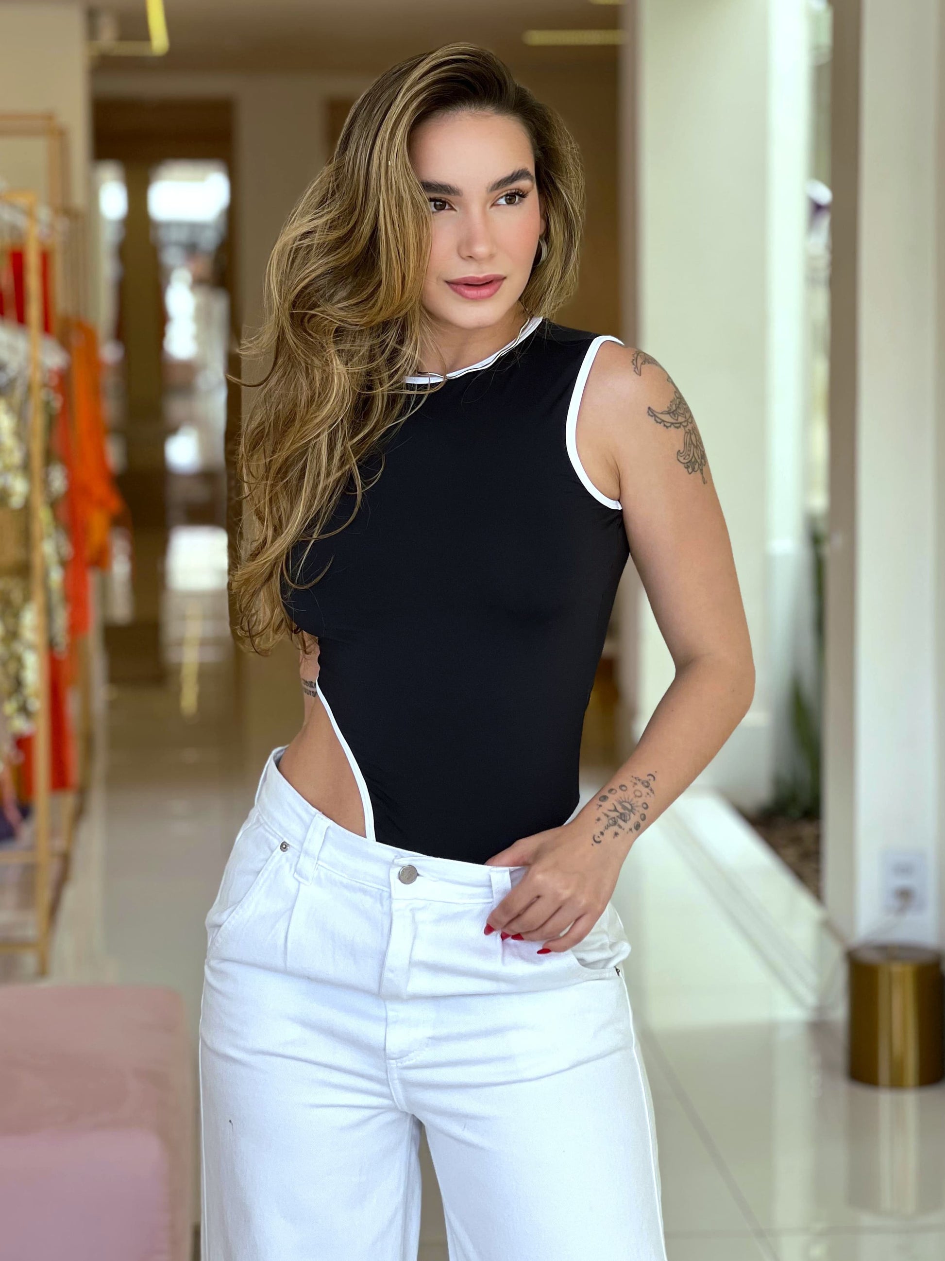 Calça cargo sarja branca da marca Wanessa Lopez Concept, com bolsos laterais e corte moderno, em fundo neutro.