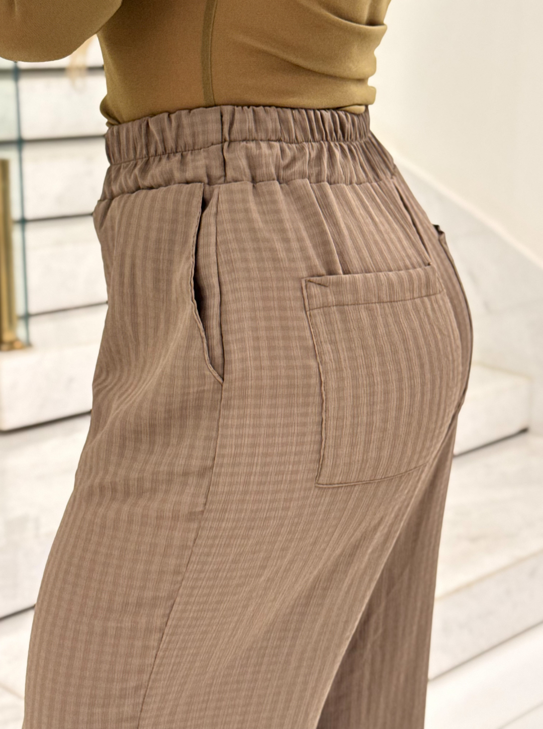 Calça Chifon Hélida da Wanessa Lopez Concept, leve e fluida, com design elegante e tecido delicado em tom neutro.