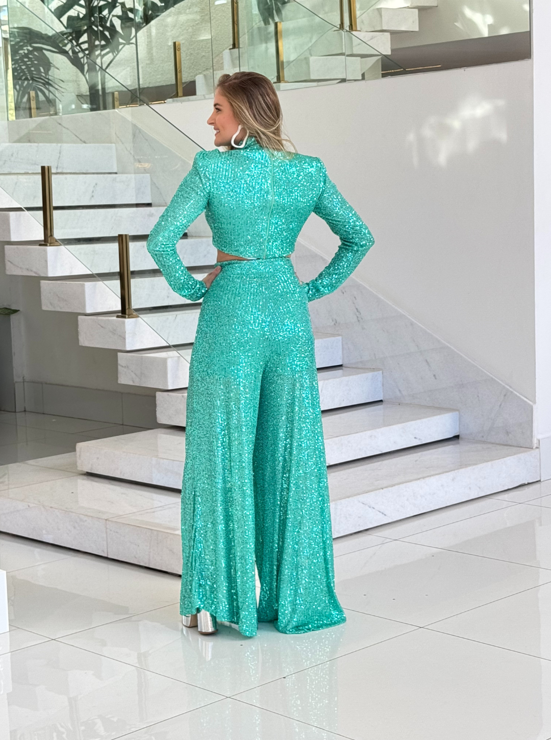 Calça verde de paetê da marca Lopz, modelo com tecido brilhante e ajustado, ideal para looks sofisticados e modernos.