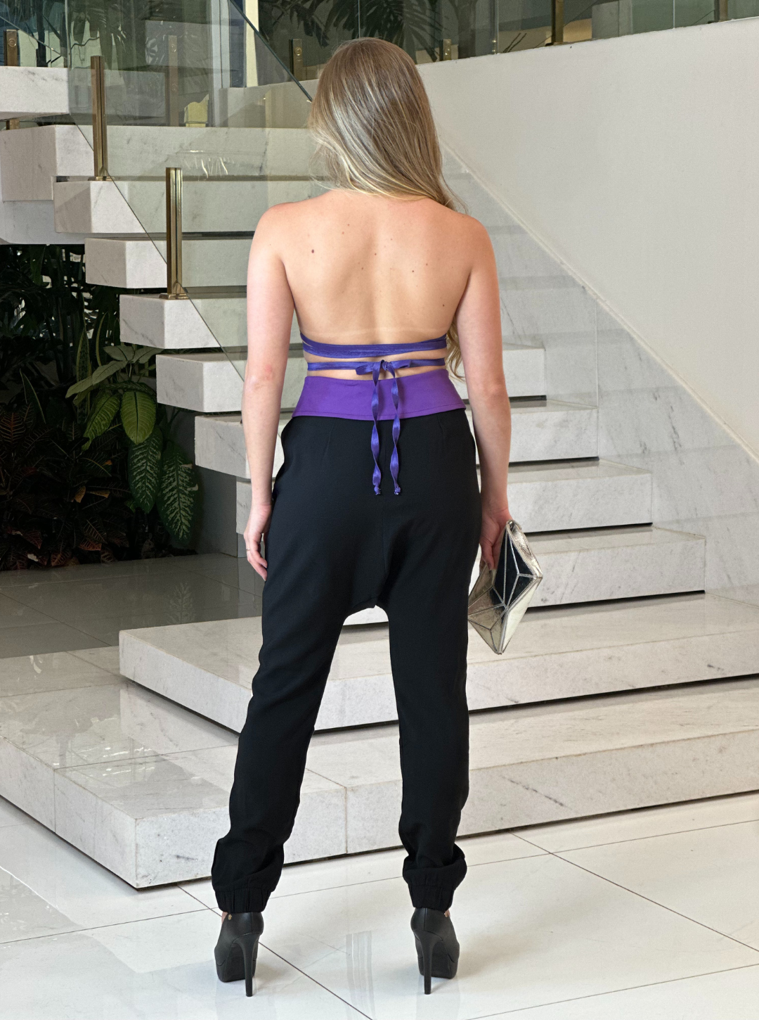 Wanessa Lopez Concept calça Boine in a stylish design, showcasing fabric texture and fitted silhouette.