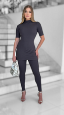 Conjunto de malha cinza da Wanessa Lopez Concept, mostrando a parte superior e inferior em estilo casual e confortável.