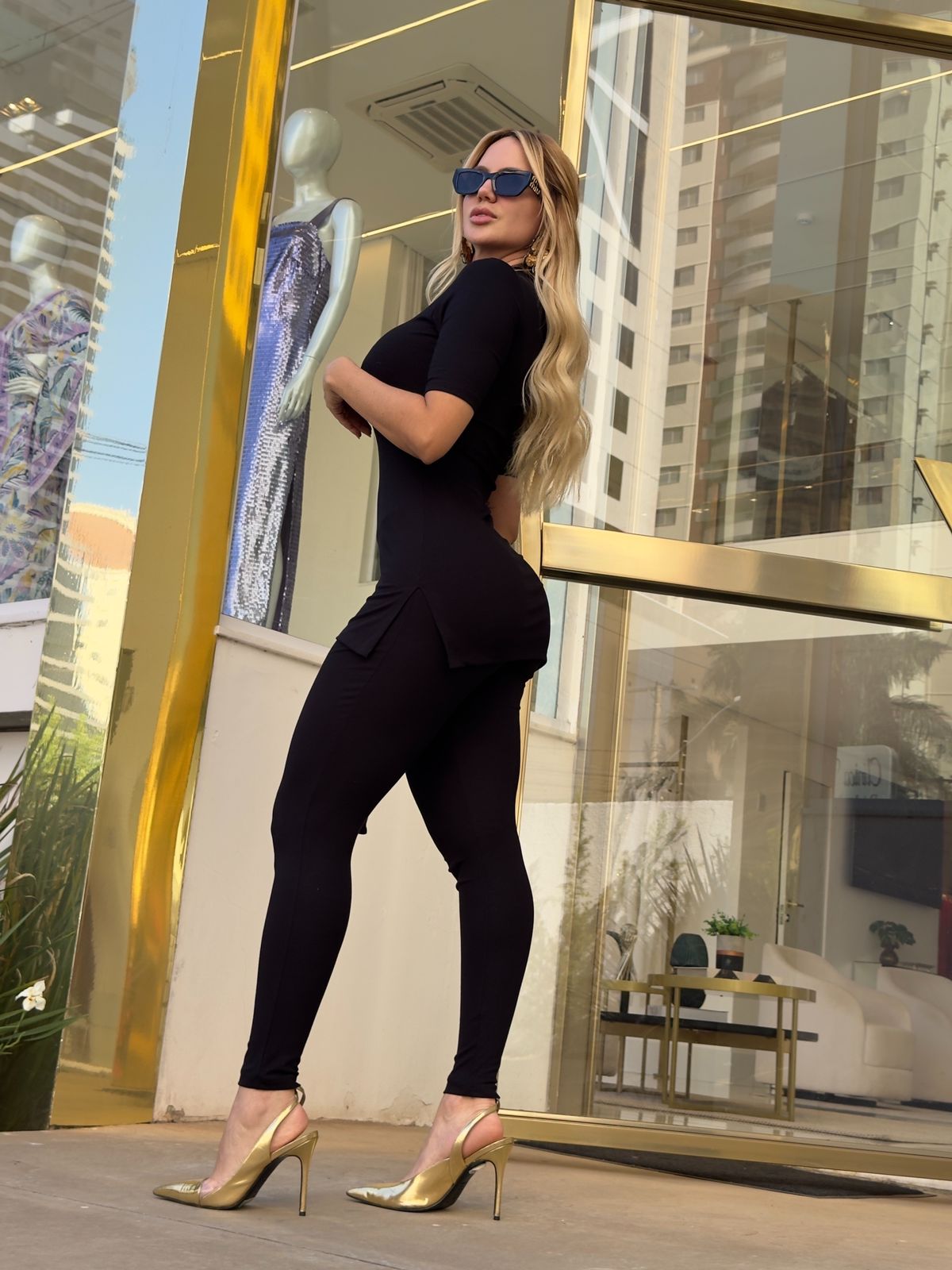 Conjunto de malha preto da Lopz, estilo Zen, com top e calça confortável, ideal para looks casuais e aconchegantes.