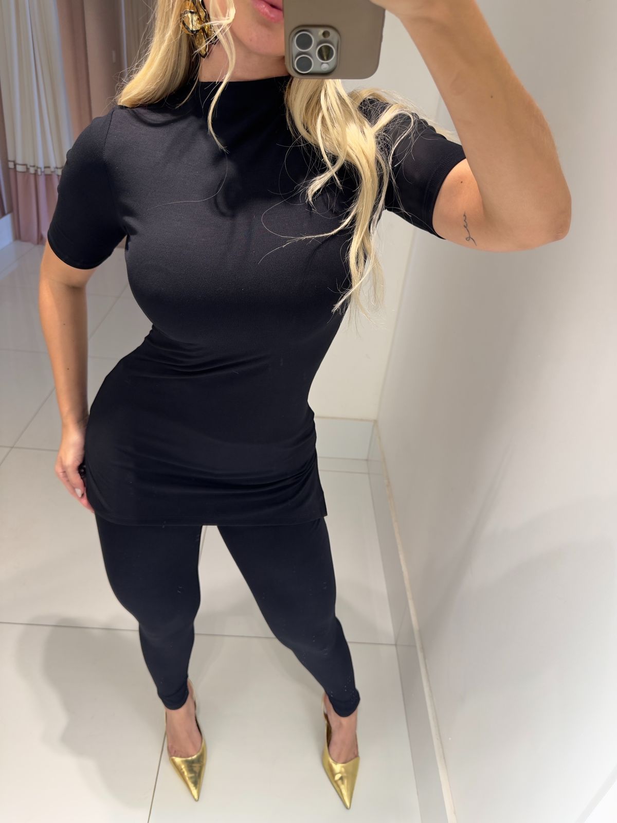 Conjunto de malha preta da Lopz, estilo Zen, com blusa e calça confortáveis, ideal para looks casuais e relaxados.
