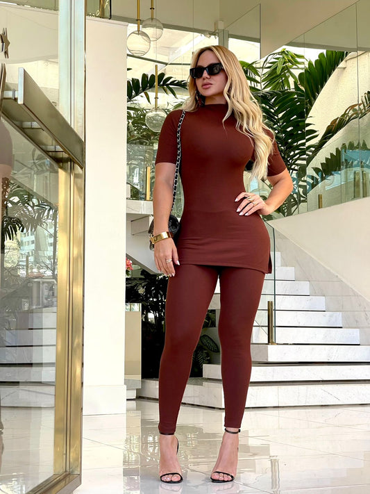 Conjunto de malha Zen Marrom da Lopz, roupa confortável e casual, exibido em uma modelo com fundo neutro