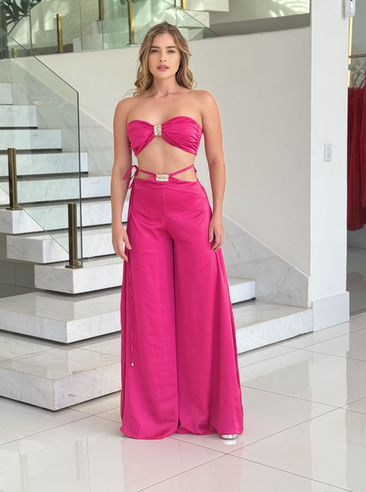 Conjunto Jade Rosa da Lopz com peças em tom rosa, detalhes elegantes e tecido macio, ideal para looks casuais e confortáveis.