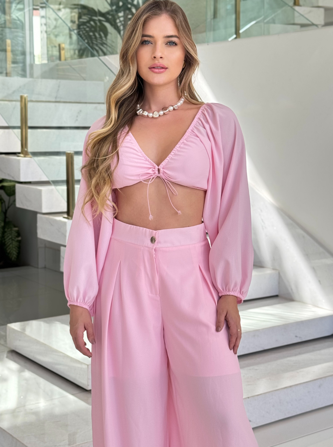 Conjunto Val Florenço da Lopz, roupa feminina rosa com detalhes elegantes, modelo vestindo o conjunto completo.