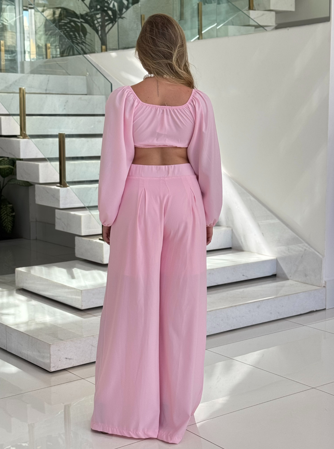Conjunto Val Florenço da Lopz, roupa feminina rosa com detalhes florais, exibido em uma modelo.