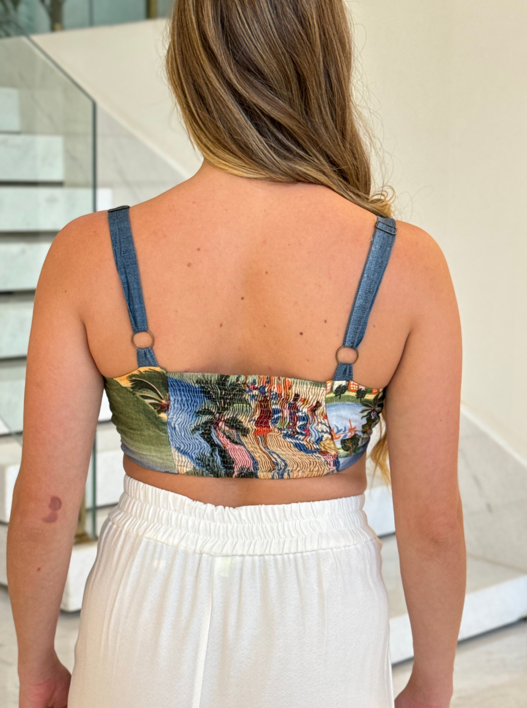 Cropped Coqueiro Praia by Wanessa Lopez Concept featuring a vibrant tropical print and stylish cropped design.