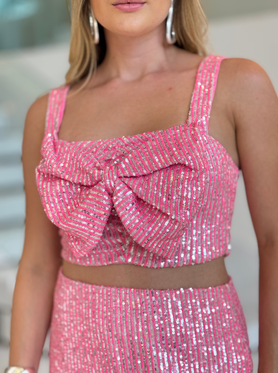 Cropped Leondina All da Lopz, cropped rosa com detalhes de tecido, modelo feminino em fundo neutro.