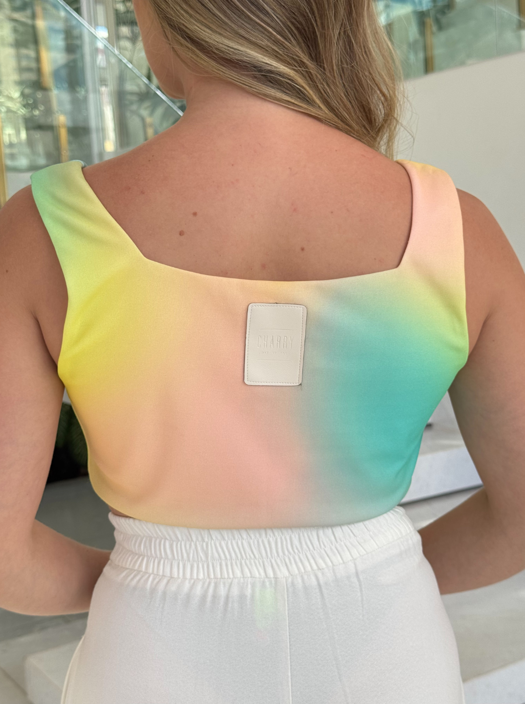 Cropped Colorido Regata by Wanessa Lopez Concept featuring vibrant colors and a stylish, modern design.