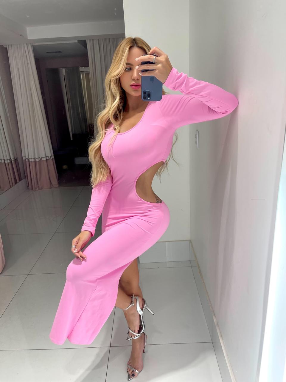 Vestido Solar Pink da Lopz, vestido feminino cor rosa com detalhes elegantes, exibido na imagem.