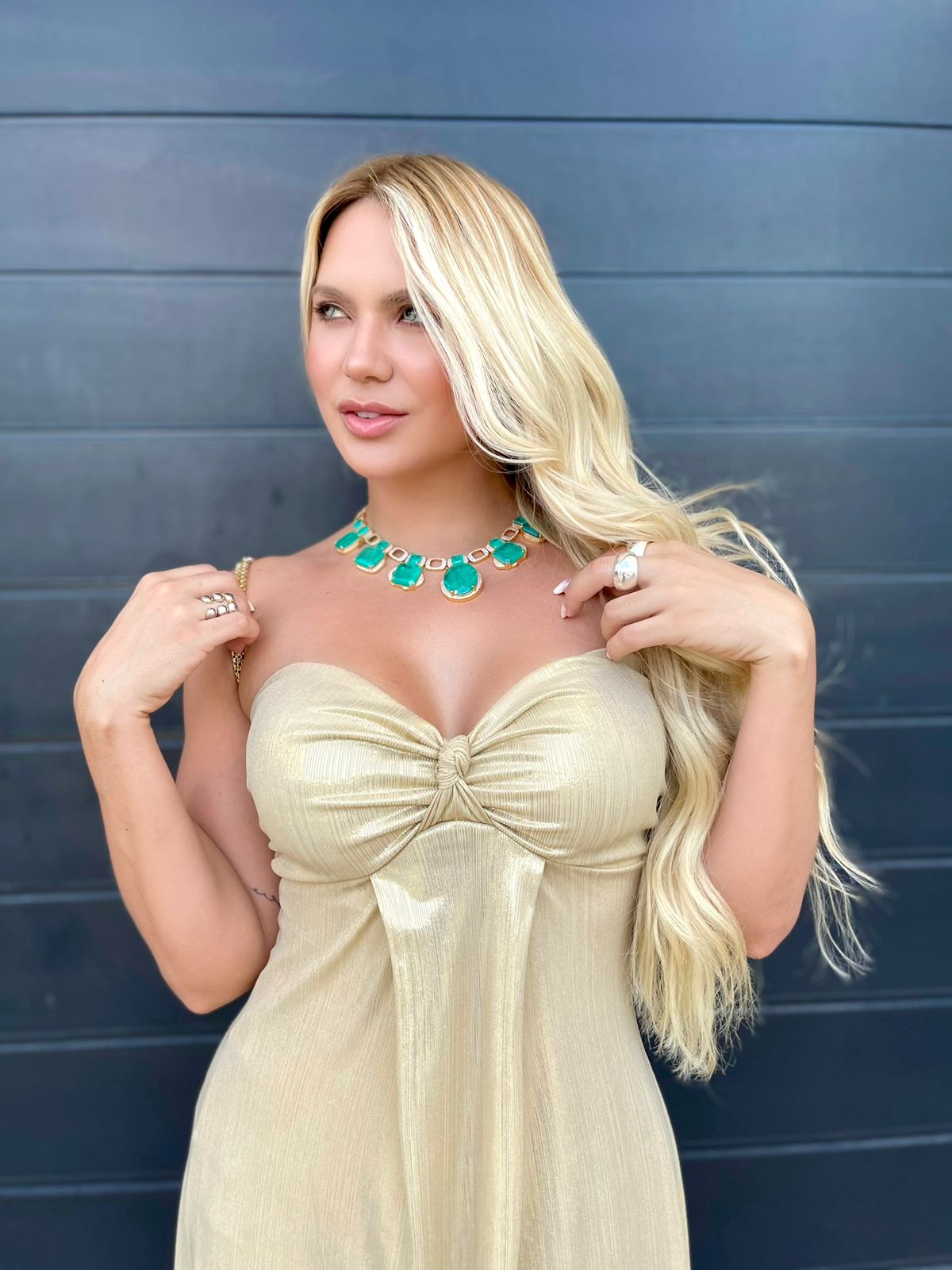 Vestido longo da Lopz com busto dourado, tecido elegante e detalhes sofisticados, ideal para ocasiões especiais.
