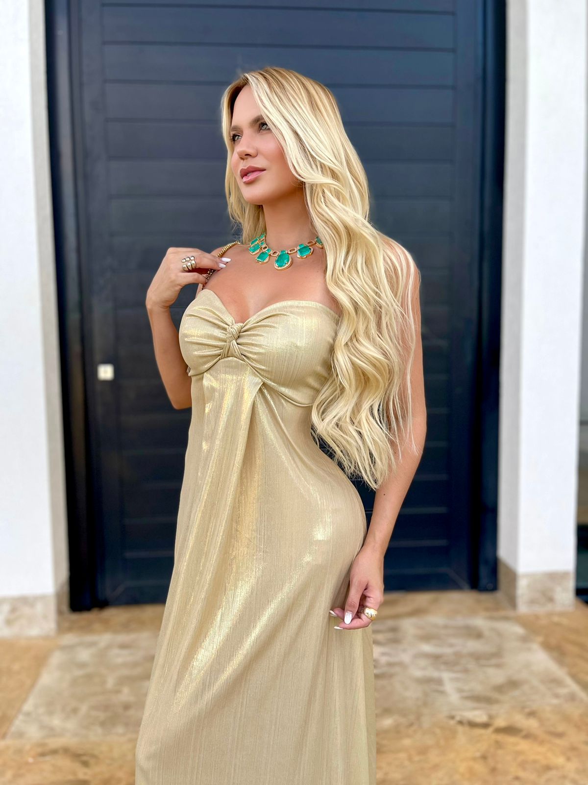 Vestido longo da Lopz com busto dourado, tecido elegante e caimento fluido, ideal para ocasiões especiais.
