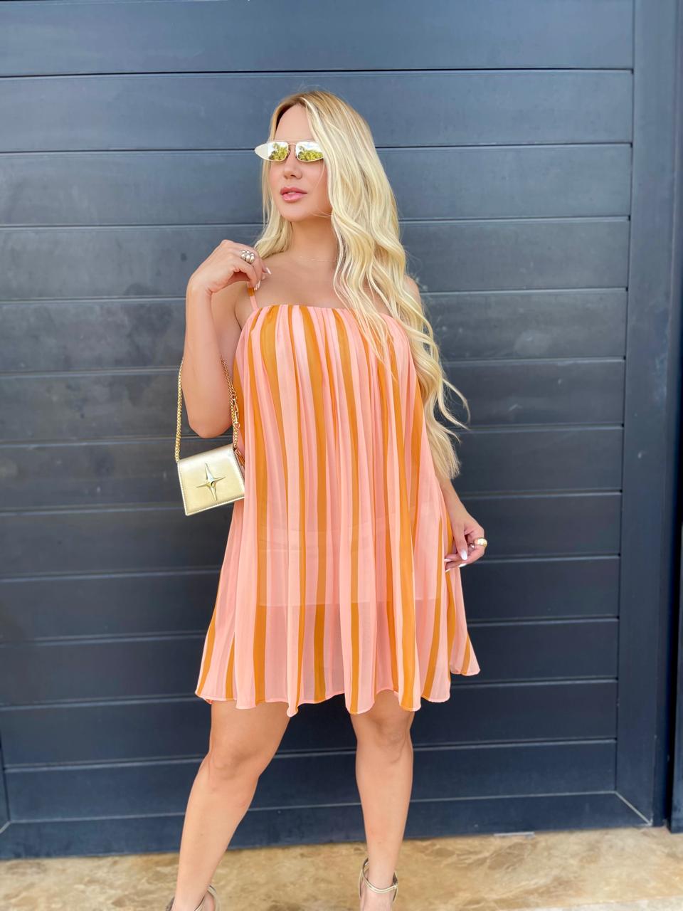 Vestido curto plissado com listras em estampa poesia, modelo Wanessa Lopez, tecido leve e elegante.