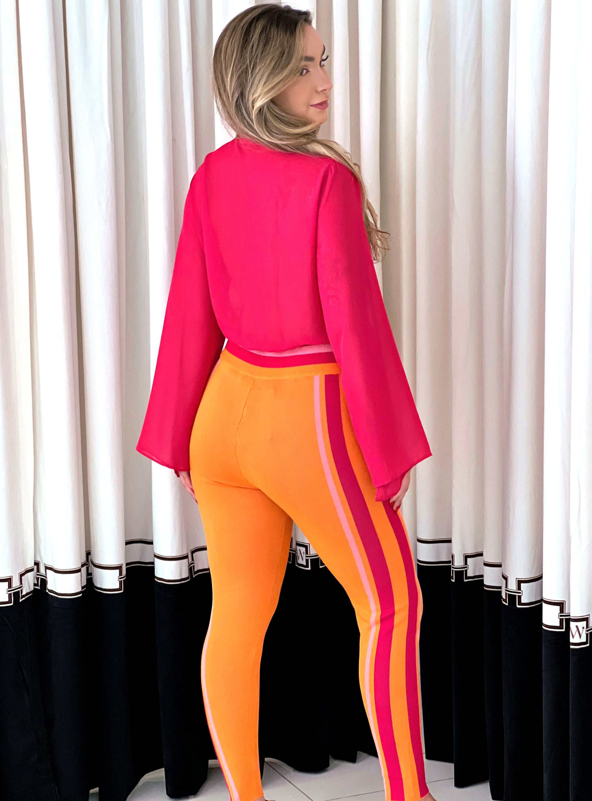 Calça de tricot color block da marca Wanessa Lopez Concept, destacando suas cores vibrantes e textura macia.
