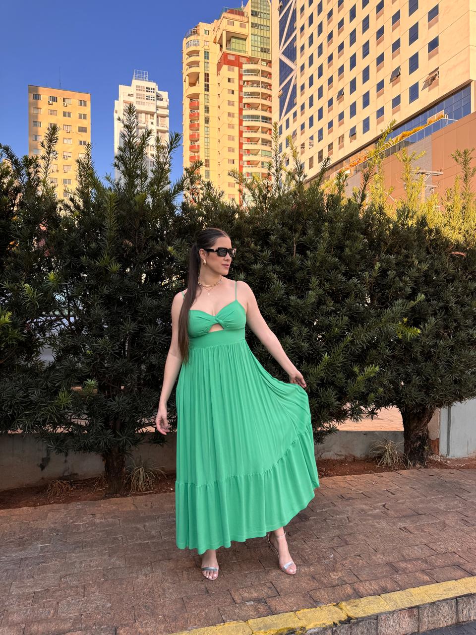 Vestido longo verde com alças da marca Lopz, modelo elegante e fluido, em tecido leve e confortável.