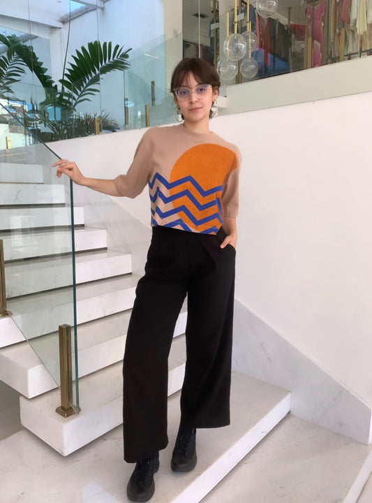 Graphic cropped t-shirt in graphite color by Wanessa Lopez Concept, featuring a modern design and relaxed fit.