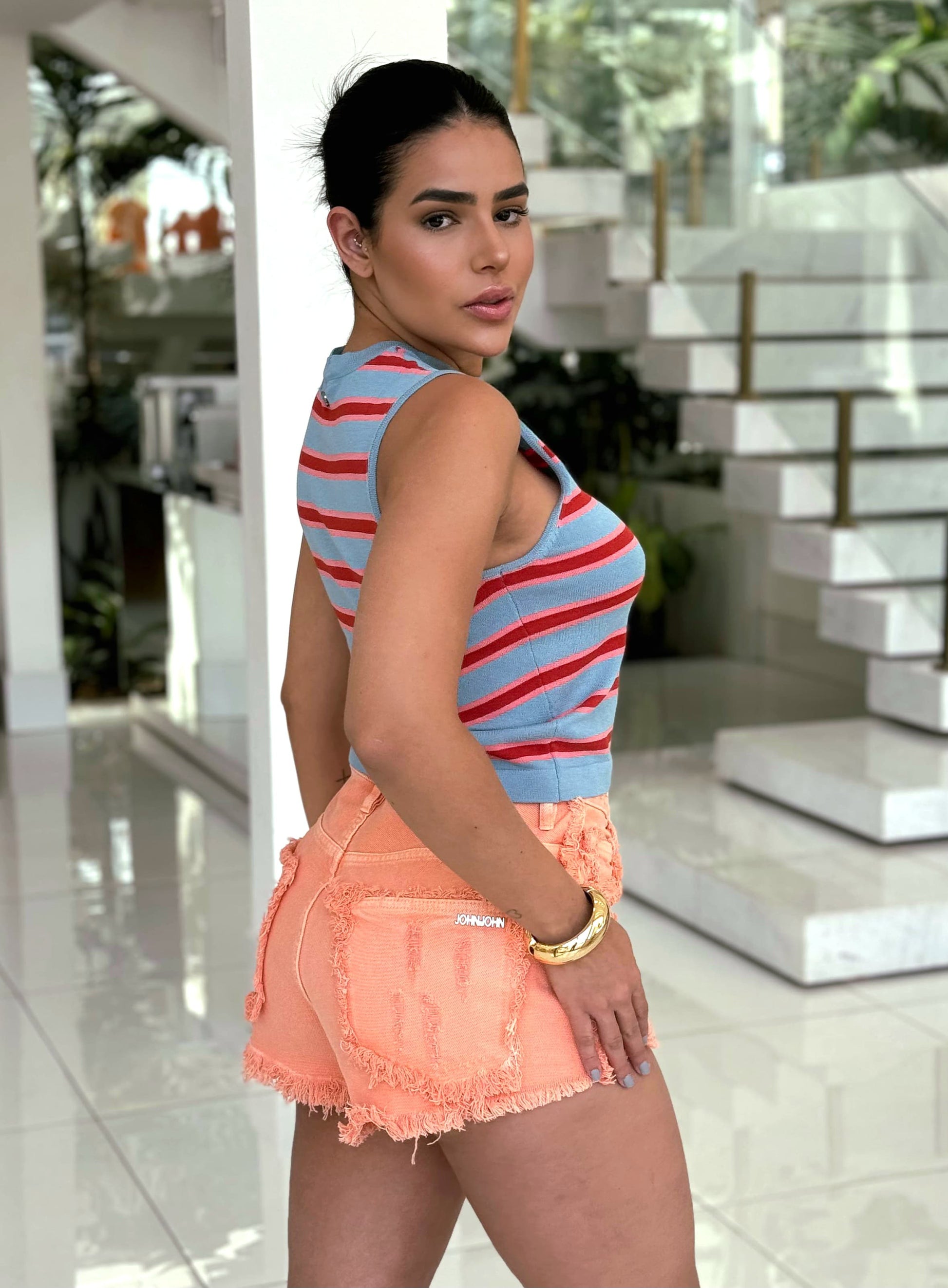 Sort Boy Alto in vibrant moçambique orange by Wanessa Lopez Concept, showcasing a stylish and modern design.
