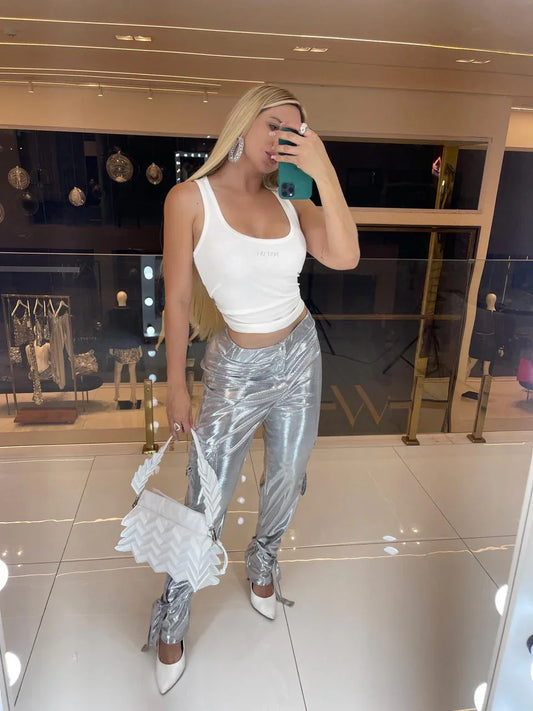 Calça metalizada prata Lopz, estilo moderno, de tecido brilhante, com caimento ajustado e detalhes elegantes.