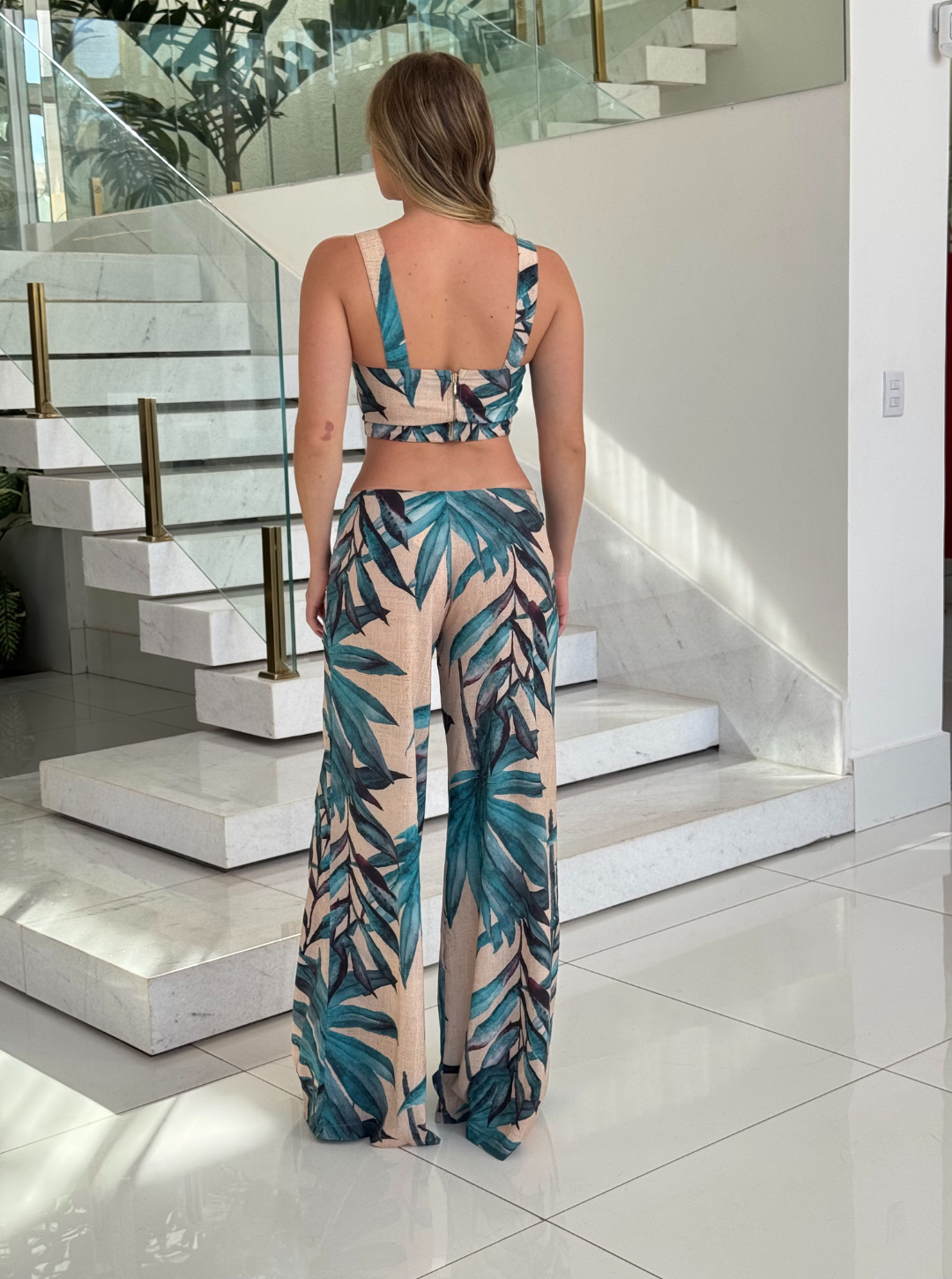 Macacão Lopz Planta estampado, elegante e confortável, com detalhes visuais de uma peça de moda feminina.