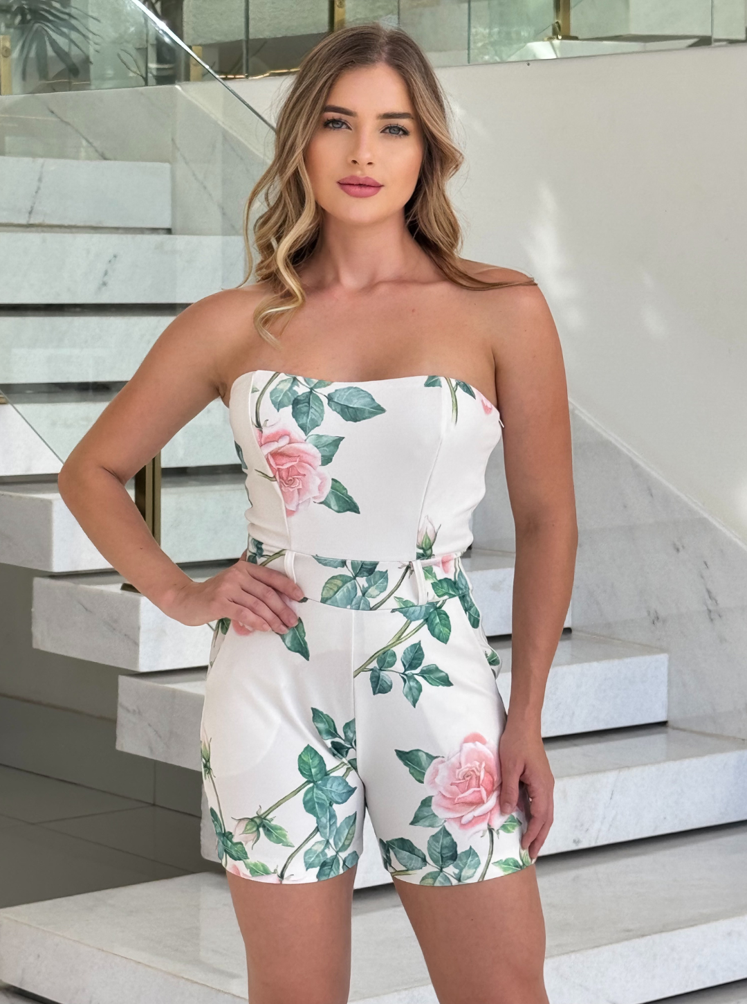 Macacão branco curto floral da Lopz, com estampa delicada, perfeito para looks casuais e estilos femininos.