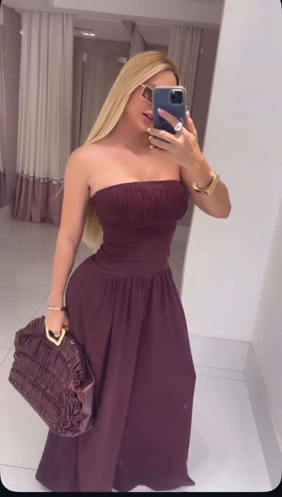 Macacão Audora FARM marrom da Lopz, modelo feminino, com detalhes de tecido confortável e estilo casual.